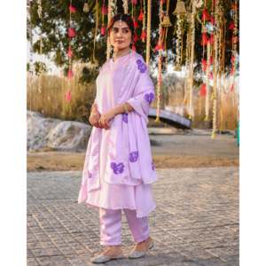 Conjunto de Traje de Satén Pintado a Mano con Lavanda, Diseño Étnico Festivo para Bodas y Fiestas, Colección Premium para Mujer - Product Image 2
