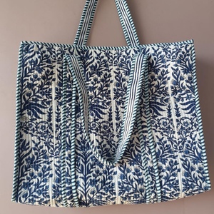 Bolso Tote Acolchado de Algodón con Estampado Floral Indio en Azul y Blanco, Bolso de Hombro para Mujer, Venta al Por Mayor - Product Image 3