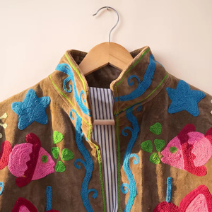 Blouson bomber en velours Suzani fait main, réversible, vintage, bohème, court, coloré, à motifs floraux brodés, automne-hiver, en coton - Product Image 4