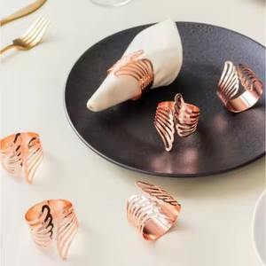 Porte-serviettes en métal contemporain pour une mise en scène élégante de la table et la décoration de mariage - Product Image 4