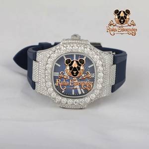 Montre de mode pour homme avec bracelet en caoutchouc perforé, lunette extérieure surélevée et contours de boîtier distinctifs - Product Image 5