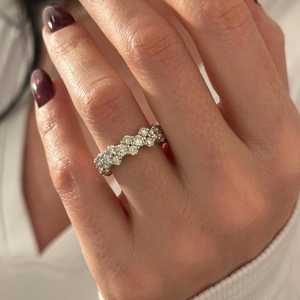 Bague d'éternité unique à grappe large avec diamants de laboratoire E VVS de 3 carats, une seule et unique bague de mariage à grappe en or blanc - Product Image 1