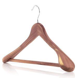 Percha de madera maciza con aspecto de madera natural, adecuada para la organización de armarios y la presentación de ropa en boutiques. - Product Image 6