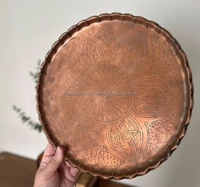 Plateau en cuivre gravé vintage de taille personnalisée avec bord festonné Plateau de service Boho unique pour la décoration intérieure pour le service des aliments