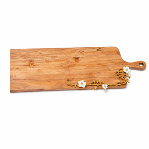 Planche à fromages en bois avec poignée décorative en émail doré en forme de branche de fleur, plateau de service en bois extra long décoratif - Product Image 1