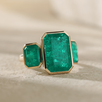 Anillo de oro amarillo de 14 quilates con esmeralda cultivada en laboratorio de 14x10 mm, diseño atemporal con engaste de bisel de lujo, anillo de boda o de cóctel con tres piedras de corte esmeralda.