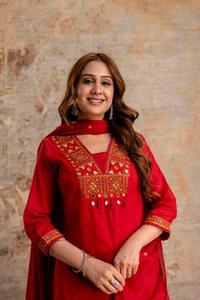 Salwar Kameez en lin brodé rouge, entièrement doublé, séchage rapide, longueur cheville, tenue ethnique élégante pour femme, collection printemps, vente en gros - Product Image 2