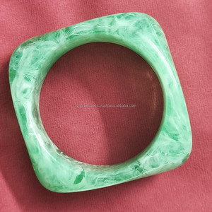 Brazalete de resina hecho a mano para mujeres y niñas, moda acrílica, brazalete grueso Kada, accesorio de muñeca de diseñador - Product Image 1