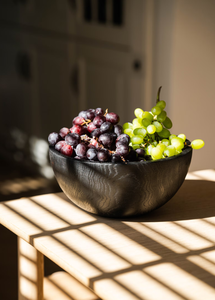 Moderna Bandeja de Entrada Minimalista de Madera Negra Quemada con Detalle Tallado a Mano y Ranuras, Adorno de Mesa de Lujo Resistente al Calor - Product Image 3
