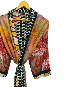 ชุดคลุมกิโมโนผ้าไหมปะติดปะต่อแบบส่าหรีสำหรับเจ้าสาว ชุดคลุมบิกินี่ ชุดนอน ชุดคลุมยาว งานแฮนด์เมดสไตล์อินเดีย วินเทจ ทำจากผ้าไหมส่าหรีรีไซเคิล - Product Image 3