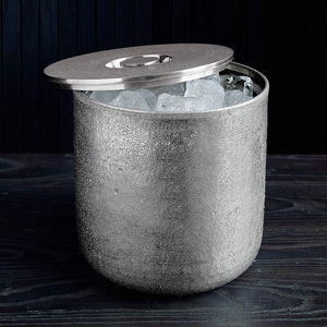Cubo de Hielo Metálico Glaze con Acabado Mate Texturizado Elegante y Tapa Empotrada a Juego para Mantener los Cubos Congelados, Estilo para Bar en Casa - Product Image 1