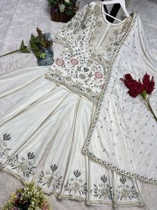 Salwar Kameez en crêpe de soie brodé blanc avec dupatta, tenue traditionnelle indienne et pakistanaise pour mariage, coupe régulière pour femme, longueur au sol - Product Image 4
