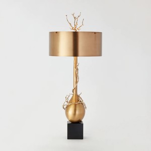 Lampe de table en métal écologique sculpturale dorée de luxe, décoration d'intérieur moderne, design abstrait en forme de branche, hôtels, design haut de gamme - Product Image 3