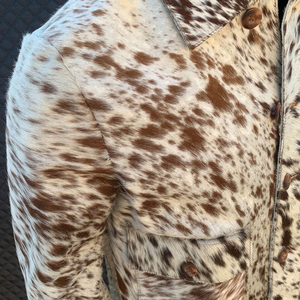 แจ็คเก็ตหนังวัวแท้ ดีไซน์ล่าสุด สำหรับฤดูหนาว วัสดุคุณภาพดี ทนทาน สวมใส่สบาย พร้อมโลโก้ด้านหน้า เหมาะสำหรับใส่ในชีวิตประจำวัน - Product Image 5