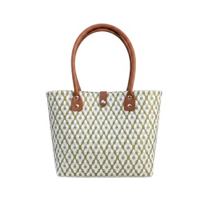 Sac à main en plastique tressé vert mousse et blanc fait main, avec une élégante bandoulière en cuir marron, sac fourre-tout décontracté - Product Image 1