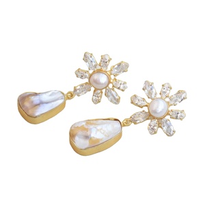 Pendientes Artesanales de Perlas con Piedras Preciosas Pulimentadas, Chapado en Oro Pulido y Joyería Hecha a Mano de Calidad - Product Image 1