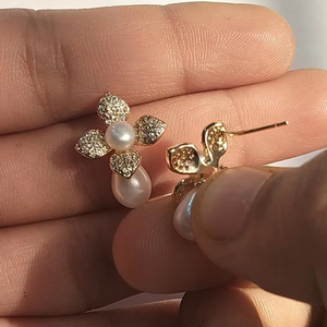 Pendientes de Perlas con Flores Chapadas en Oro, Diseño Floral, Joyería Elegante para Mujer - Product Image 4