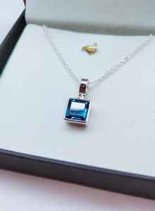Pendentif Breloque Fait Main en Argent Sterling 925 avec Saphir Bleu Océan Taillé Carré et Monture Bezel, Cadeau pour Enfants, Femmes et Unisexe - Product Image 2
