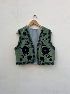 Chaleco Corto de Algodón Verde Terciopelo Suzani de Nitin Exports, Bordado a Mano con Diseño Floral Boho, Sin Mangas, Transpirable, Cuello en V, Cintura Ajustada - Product Image 1