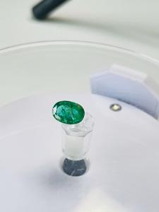 Esmeralda Zambiana natural ovalada de 1.53 ct, color verde premium, excelente brillo, piedra preciosa natural de calidad fina para coleccionistas. - Product Image 6