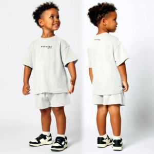 Conjunto de ropa de dos piezas para bebés y niños: camiseta de bambú personalizada sin costuras con pantalones cortos de spandex acanalado y manga corta. - Product Image 4