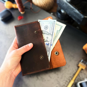 Organizador de sobres para efectivo hecho a mano en cuero genuino con cierre seguro, amplio espacio de almacenamiento y acabado elegante a bajo precio. - Product Image 1