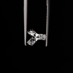 Nouvel Arrivage Diamant Solitaire Lettre Y de 1 Carat Certifié IGI VVS, Cultivé en Laboratoire, Taillé Fantaisie, Perforé au Laser, pour la Fabrication de Pendentifs, Meilleur Prix - Product Image 2