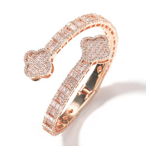 Pulsera de trébol de cuatro hojas con corte redondo y baguette, completamente engastada con moissanita chapada en oro rosa, brazalete de corazón y brazalete tipo tenis - Product Image 1