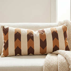 Housse de coussin bohème Kilim avec motif médaillon tribal pour canapé, décoration de salon éclectique et rustique - Product Image 5