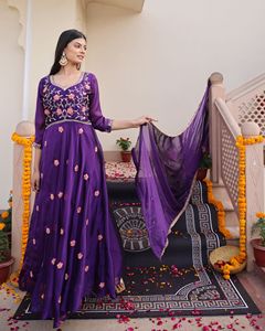 Traje Anarkali morado tradicional para mujer, de manga 3/4, en crepé de seda Rangoli, semicosturado, para bodas y fiestas. - Product Image 4