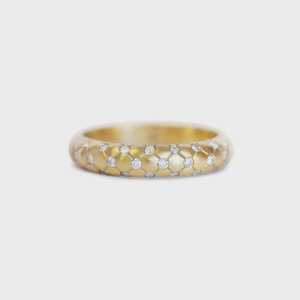 Anillos de boda de oro texturizado con diamantes de laboratorio, anillos apilables minimalistas de oro macizo de 14K y 18K con engaste redondo para mujer, joyería. - Product Image 1