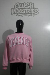 Sudadera DERENICK PINK con cuello alto, 100% BLANCA, con apliques bordados, cuello ancho, hilos finos. - Product Image 4