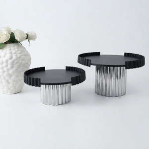 Soporte moderno para pasteles de metal acanalado con base negra, expositor de postres para servir pasteles y dulces, decoración de lujo para el hogar. - Product Image 1