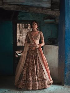 Lehenga de seda Kasturi con bordado de hilo y lentejuelas de la diseñadora Dori, con blusa de seda Kasturi y dupatta de seda Crunchy. - Product Image 1