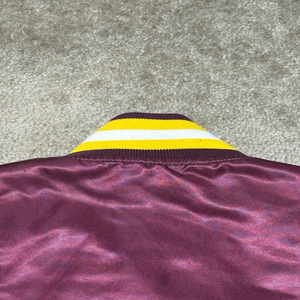 Chaqueta bomber satinada vintage de los años 90, color granate/dorado, fabricada en EE. UU., para hombre. - Product Image 6