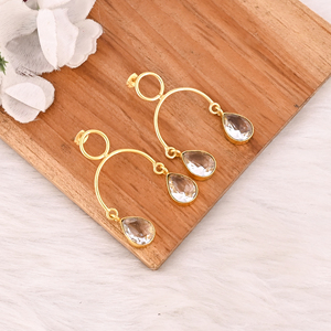 Boucles d'oreilles élégantes en quartz cristal plaqué or, bijoux en laiton faits à la main avec sertissage clos pour femme - Product Image 3
