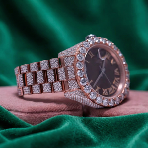 Reloj con Incrustaciones de Diamantes en Oro Rosa para Mujer |   Esfera Romana con Bisel de Diamantes |   Reloj de Lujo Glamuroso |   Regalo de aniversario para esposa - Product Image 2