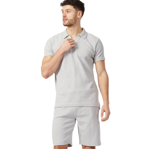 Ensemble de détente deux pièces pour homme personnalisé, vert olive, t-shirt et short avec poche et détails contrastés élégants, ensemble décontracté pour homme - Product Image 2