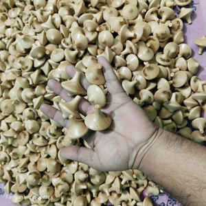 Trompo de madera pequeño hecho a mano, juguete tradicional para niños y coleccionistas a precio económico - Product Image 2