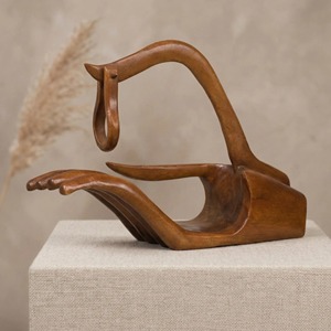 Soporte decorativo de madera con forma de palma de la mano para botellas de vino, perfecto para la decoración de la mesa del bar en casa y como regalo de la India. - Product Image 3