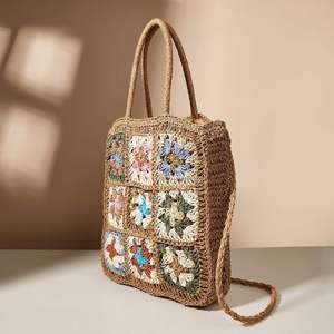 Faites la fête au charme vintage intemporel avec ce magnifique sac en fil naturel, orné de carrés granny classiques au crochet et de poignées supérieures. - Product Image 6