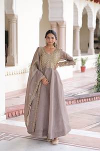 Robe de soirée brodée en or pour femme avec dupatta |   Robe Anarkali de soirée Kali Flair 12 - Product Image 4