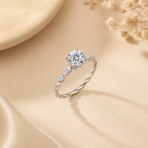 Anillo de Compromiso con Banda Trenzada y Diamante Moissanite de Corte Redondo de 1 Quilate en Oro Blanco |   Anillo de Compromiso Minimalista con Solitario para Mujer - Product Image 2