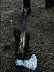 Hacha Tomahawk Hecha a Mano con Mango de Madera Grabado, Hoja de Acero Forjado, Funda de Cuero, Hacha de Supervivencia con 5 Pulgadas de Filo de Corte - Product Image 2