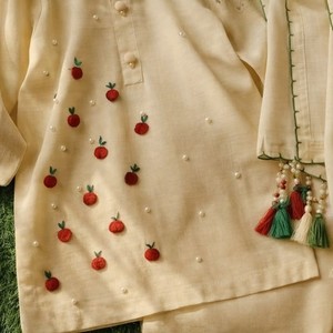 Ensemble de vêtements ethniques traditionnels pour femmes en coton crème brodé avec motif de fruits, avec châle, pour un usage quotidien au printemps et en été - Product Image 2