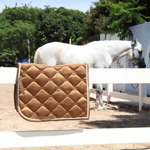 Tapis de selle polyvalent marron matelassé avec doublure en polaire polyester et sangle de selle incluse – Équipement d'équitation - Product Image 3