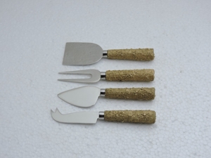 Juego de 4 utensilios para queso ecológicos antideslizantes con cuchillas de acero inoxidable, mangos de madera y diseño de hojas tropicales. Solo lavar a mano. - Product Image 4