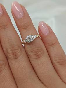 Bague solitaire trois pierres U And Me Sparkly Lab Grown avec diamant taille coussin de 1,01 carat pour femme, en or massif 14 carats, cadeau pour partenaires - Product Image 2