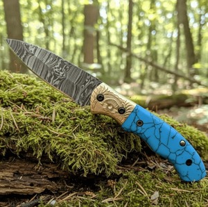 Ensemble de couteaux pliants de combat en acier damas sur mesure de qualité supérieure |   OEM |   Poignée bleu turquoise |   Boucle en laiton gravée avec étui en cuir - Product Image 6