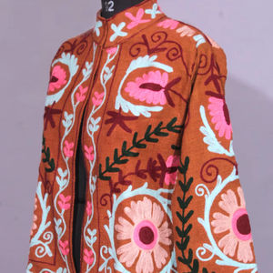 Veste courte en tissu TNT Suzani faite à la main, broderie florale, style ethnique, pour les occasions festives, les fêtes et les mariages. - Product Image 1